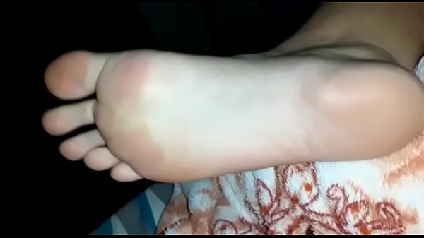 Novinha mostrando as solas/ pezinhos