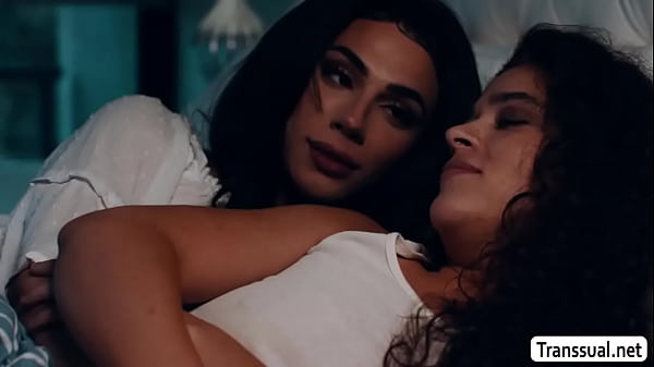 Play MP4 - Victoria let TGirl Ariel fucks her pussy