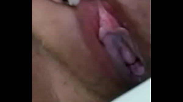 Masturbando escondida no banheiro do medico 