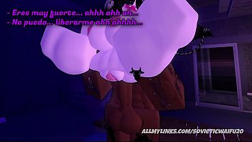 Liz esta sola en casa mientras alguien la mira 