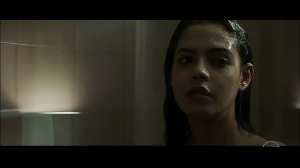 Julia Dalavia pelada tomando banho mostrando os seios em Os dias eram assim 