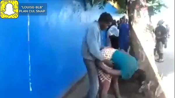 Il_baise une africaine dansla rue_en public