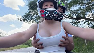 Mi Hermanastra me Recoge Despué_s De Clases Sin Sosté_n