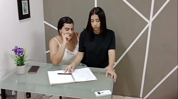 Play MP4 - Lesbianas cachondas en pareja lamen y follan sus co&ntilde;os