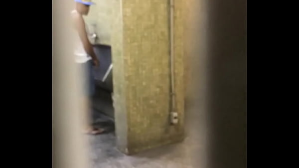 Play MP4 - espiando banheirao