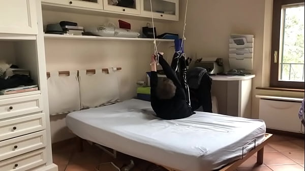 Play MP4 - Bondage in leather pants