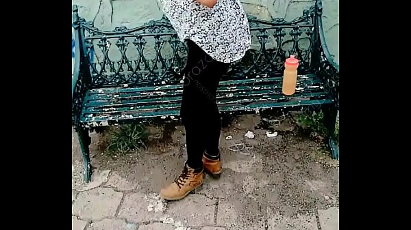 Play MP4 - PIC&Aacute;NDOLE EL CULO EN P&Uacute;BLICO