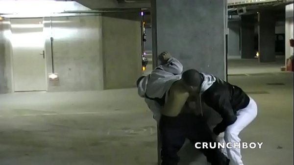 Bais&eacute; Par Un Mec De Cit&eacute; Dans Un Parking Public thumbnail