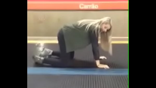 loira sadafa da show no metro