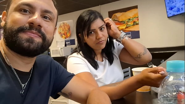 Pra&ccedil;a da Putaria: Morena Pelada, Buceta Quente e Leitada na Boca em P&uacute;blico! 