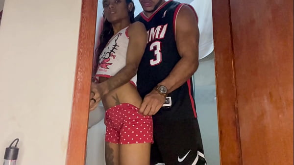 Minha enteada novinha pediu pra tomar banho e eu n&atilde;o resisti comi antes da minha Esposa chegar 