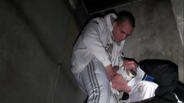 Un Mec De Cit Se Fait Soumettr Par Un Lascar En Sket Et Survet thumbnail