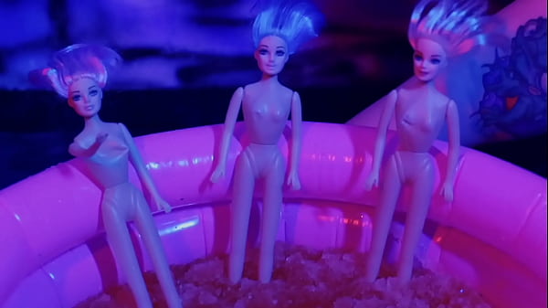 Nonton Messy Feet Fucking Barbies thumbnail