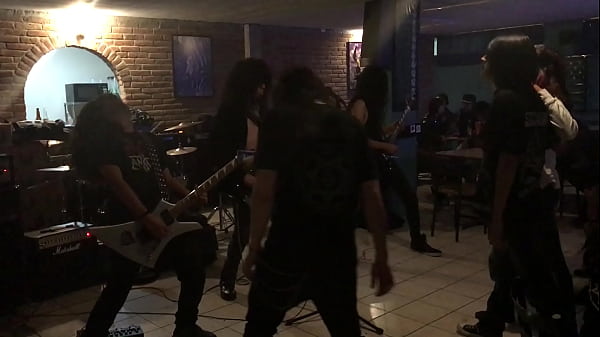 Ankaa wants to take some action, so, decides to ride the stage in a very wild way with their best song Enemigo del Fenix! 