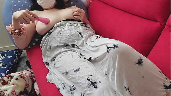 【オナニー・自撮り】ソファーの上で足を開いてオナニーする人妻 thumbnail