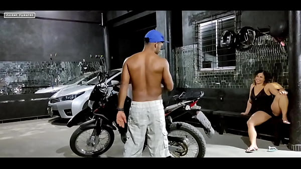 Fiquei olhando ele limpar a moto doida pra sentar na madeira na garagem di casa