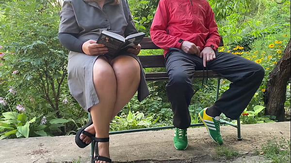 Play MP4 - Experienced MILF knows how to juice his cock outdoors