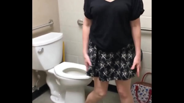 Nonton Brunette Milf Pissing & Teasing You With Sexy Butt thumbnail