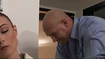 Empleado folla a su jefa