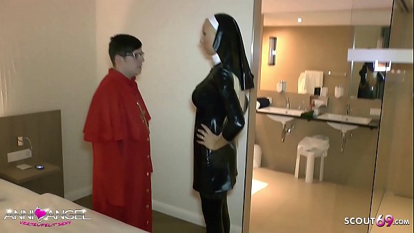 Play MP4 - Alter Typ darf junges Latex Teen nach Fetisch Party im Hotel ficken - German Teen