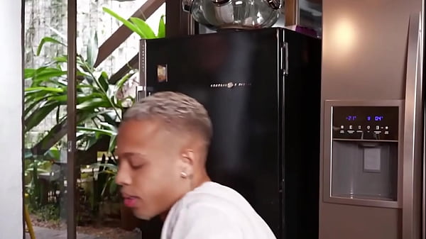 Play MP4 - Pedi um leite na padaria e o filho do padeiro veio trazer&period; Ele &eacute; um gostoso&period; Sonhei que ele tava me dando seu leite direto da fonte&period; - Parte I