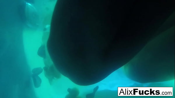 Underwaterhidden camera_lesbian fun with Alix & Jenna