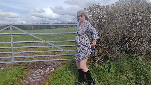 Play MP4 - The cheeky flasher