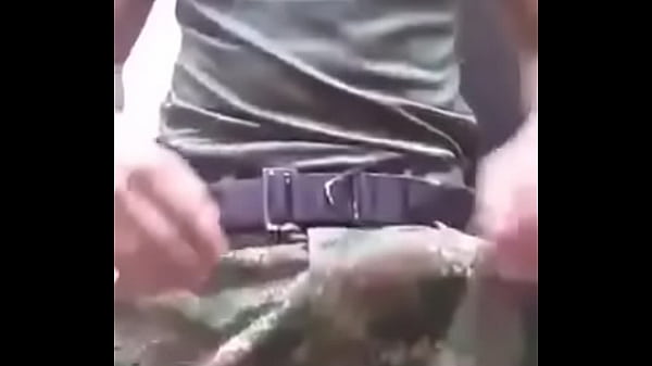 Soldado se corre frente a la camara 