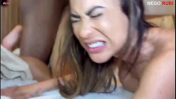 Troca De Casal Duas Putas Safadas E Uma Rola Preta Grande E Grossa thumbnail