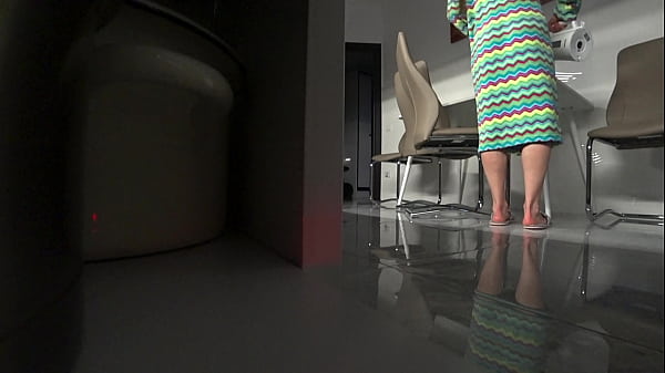 Женщина изменила своему мужу со своим лучшим другом дома на кухне Настоящий обман