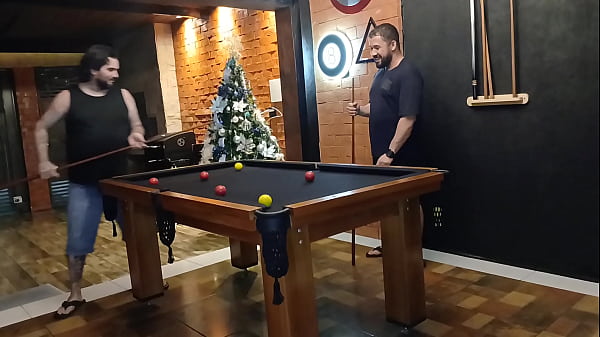 Aposta alta na mesa de sinuca quem perder paga o pre&ccedil;o 