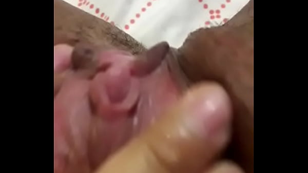 Cheli meti&eacute;ndose el dedo rico