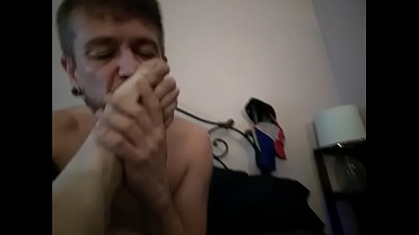 Play MP4 - pig worships buddies big feet&period;