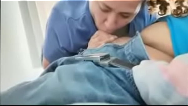 Mi novia dando mamada y comiendose mi leche, como lo disfruta 