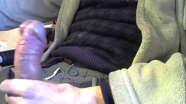 Play MP4 - camming on a datingchatsite with huge cock in close-up