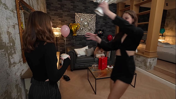 Nonton Forgot To Buy A Birthday Present, Had To Give My Ass thumbnail