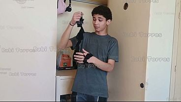 Peguei o safado do meu meio irm&atilde;o cheirando minha calcinha no guarda roupa e o castiguei dando a buceta pra ele 