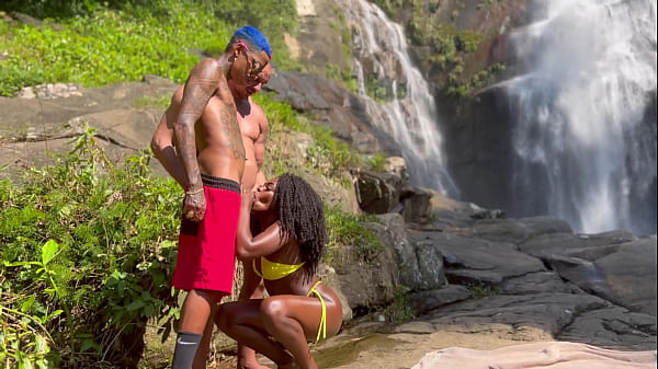 Play MP4 - Sexo na cachoeira do V&eacute;u das Noivas