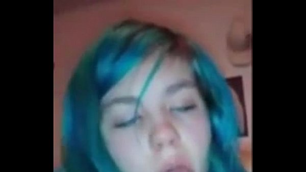 novinha fazendo selfie engolindo apica inteira