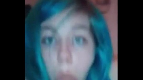 Play MP4 - novinha-fazendo-selfie-engolindo-a-pica-inteira