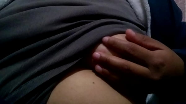 Lirio_se toca_por comezón en_un pezón