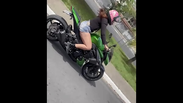 Motoqueira gostosa demais 