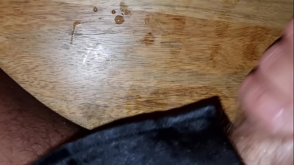 Ansima e sborra due volte ragazzo sexy gode con un grosso cazzo e sborra con gemiti un cazzo oliato 