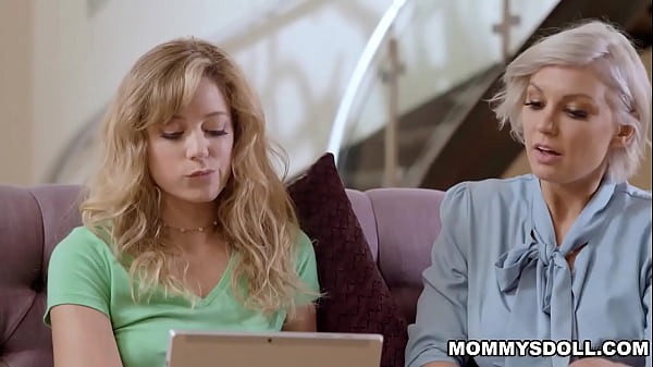 MILF Kenzie Taylor fingers her stepdaughter River Lynn 