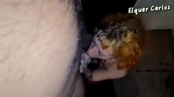 Ruiva tatuada rebolando em quatro na pica