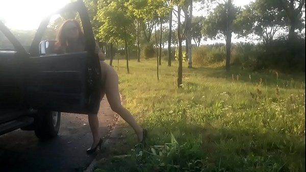 Amateur wife singsins naked public expose and flashing on carpark