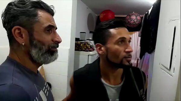 Eu Seduzi O Eletricista E Ele Caiu Como Um Pato Nas Minhas M&atilde;os thumbnail