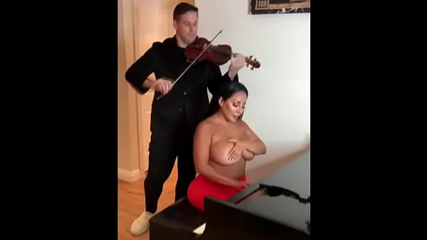 Enseñando a tocar el piano a la señora tetona