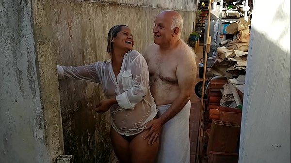 Play MP4 - Vov&ocirc; dando Banho na Novinha que conheceu na Praia &excl;&excl;&excl; Paty Bumbum - Vovo doidera - El Toro De Oro