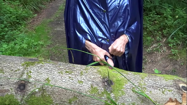 Latexmantel im Wald ist geil